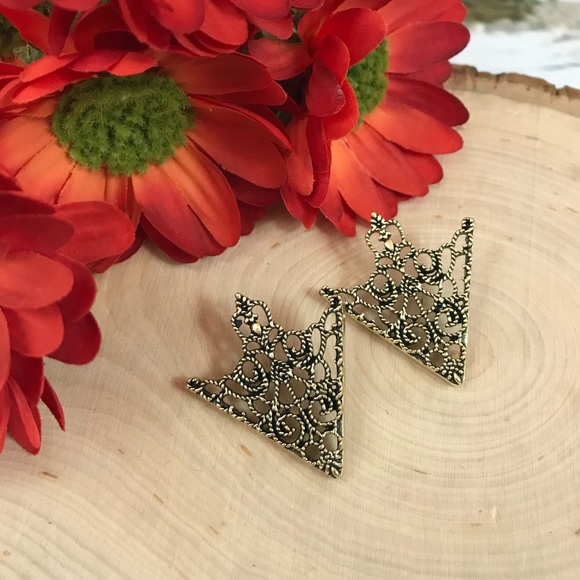 Goth Triangular Hollow Filigree Collar Tip Pins - Picture 13 of 16